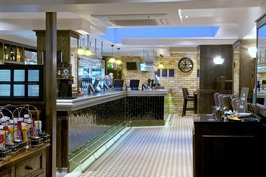 The Bath Arms Wetherspoon Warminster Buitenkant foto